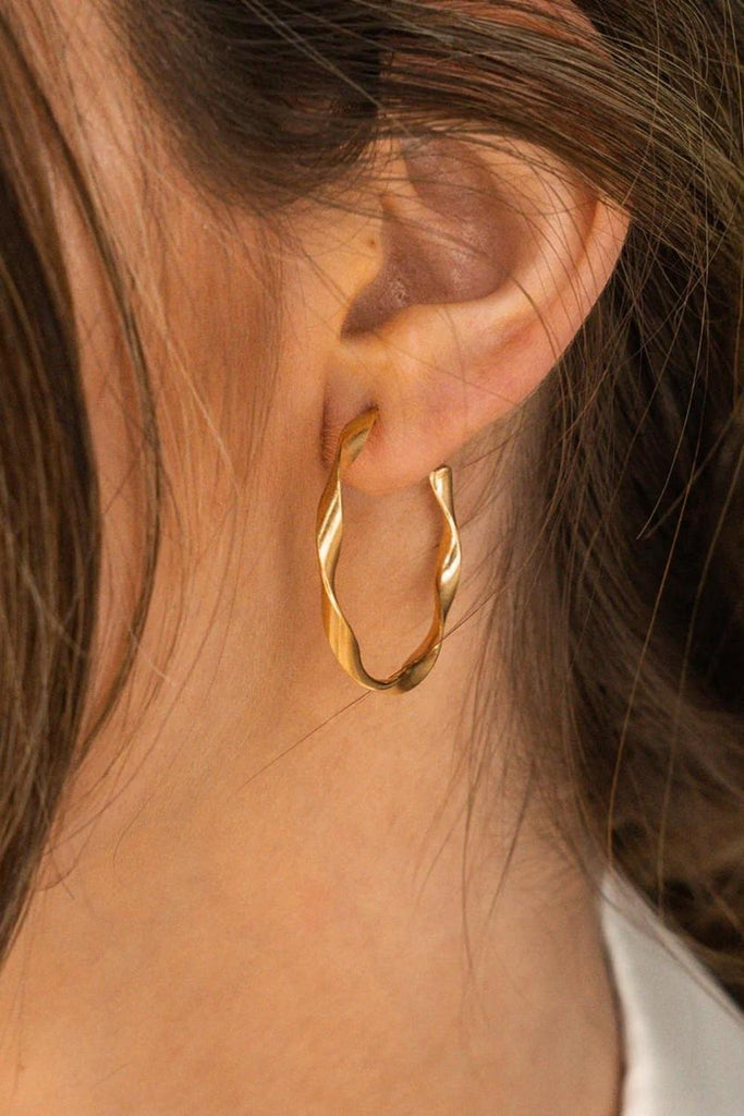 Twist - Gold Twisted Hoop Earring - WellDunn - The Wardrobe