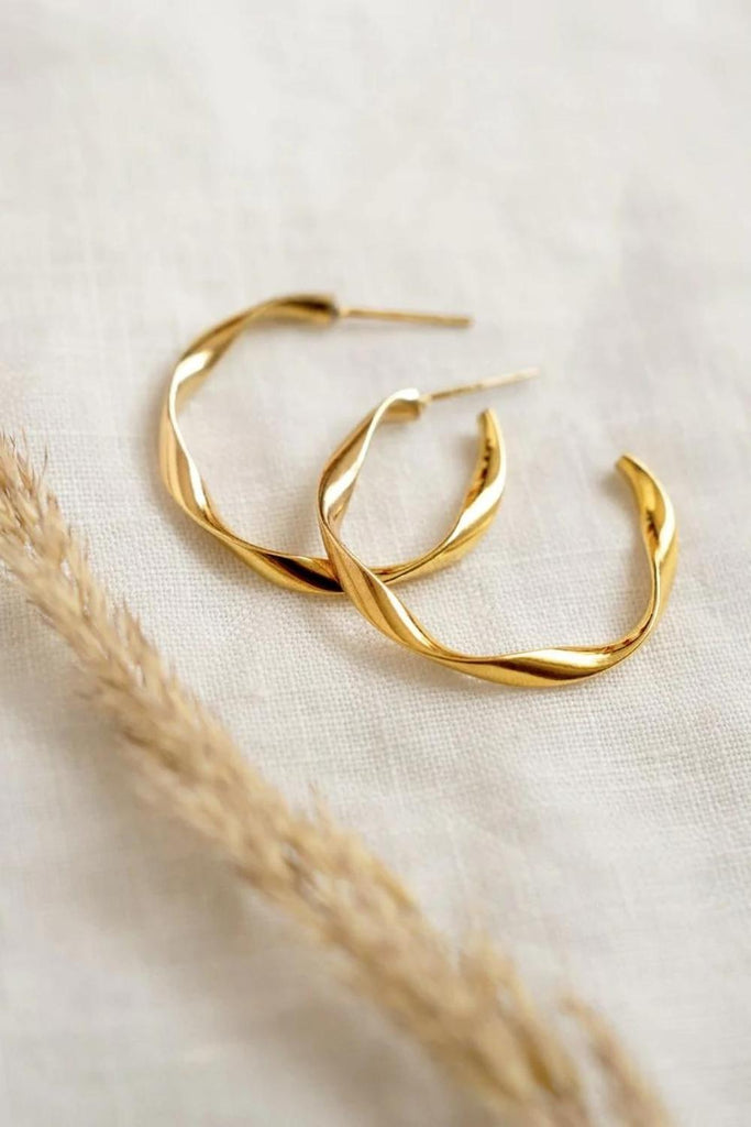 Twist - Gold Twisted Hoop Earring - WellDunn - The Wardrobe
